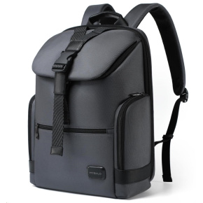 MYBALO ASTON Perfektní volba pro minimalisty s dobrým vkusem  6 ikon: - Nejtenčí batoh - Elegantní - Kapsa na notebook do 15,6" - Kapsa na tablet do 9" - Otevírání o 180 stupňů - USB a USB-C port - Drží tvar - Voděodolný - Skryté kapsy  Elegantní a minimalistický Jedná se o velmi elegantní a minimalistický batoh. S tímto parťákem neuděláte chybu při běžném nošení do města, ani na důležité schůzce.  Tenký batoh MYBALO Aston je batoh s vůbec nejmenší hloubkou z naší nabídky. Díky tomu působí elegantně a minimalisticky, ale i přesto se do něj vejdou všechny vaše nezbytnosti.  Kvalitní voděodolný materiál, dlouhá životnost Kvalitní umělá kůže zajišťuje trvanlivost a odolnost batohu proti vodě a opotřebení. MYBALO Aston tak bude vaším společníkem opravdu dlouho.  Drží tvar Batoh si zachovává svůj tvar také v případě, že jej budete mít úplně prázdný.  Vestavěný USB a USB-C port Nabíjejte svá elektronická zařízení kdekoli a kdykoli díky vestavěnému USB a USB-C portu.  Popruh k uchycení na kufr Cestujte pohodlně. Kdykoli chcete mít volná záda, jednoduše připevněte batoh na rukojeť svého kufru.  Pohodlné polstrování Užijte si komfortní nošení díky kvalitnímu a prodyšnému polstrování ramenních popruhů a zádové části.  Další praktické kapsy Zorganizujte si pohodlně a snadno své věci díky množství vychytaných kapes.  Skryté kapsy V zádové části a na ramenním popruhu najdete skryté kapsy pro bezpečné uložení cenností.  Vnitřní kapsy Vnitřní kapsy slouží pro snadnou organizaci všech vašich věcí.  Přední kapsa Přední kapsa je určena pro věci, které chcete mít rychle a snadno po ruce.  Parametry: - Rozměry: 46 x 30 x 9 cm - Objem: 11 l - Hmotnost: 1,19 kg - Kapsa na notebook: Ano (do vel. 15,6") - Kapsa na tablet: Ano (do vel. 9") - USB port: Ano - Voděodolnost: Ano - Hlavní materiál: Ekokůže + Polyester - Podšívka: Polyester - Barva: Černá